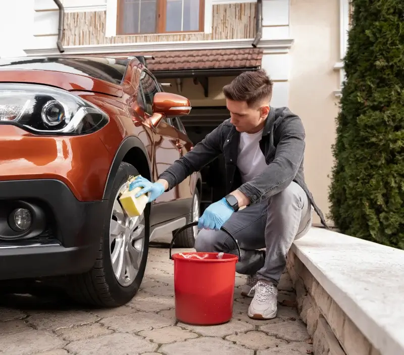 Lavage auto à domicile Faucon : professionnel intervenant sur un véhicule